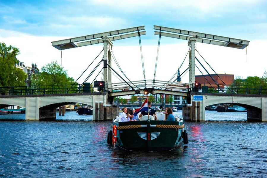 Amsterdam: The Newest Canal Cruise with Drink Option - Open boat, covered boat, and the Amsterdam weather problem