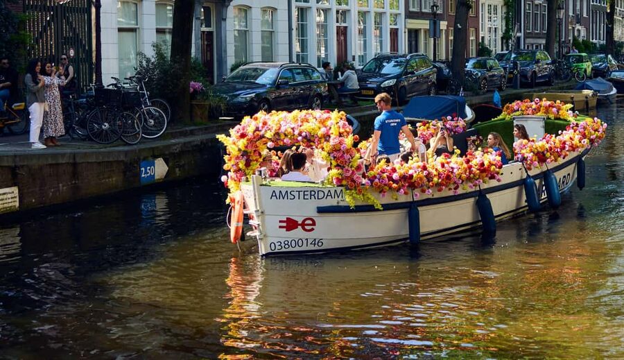 Amsterdam: The Original Flower Boat with Local Guide and Bar - What the guide adds to the experience