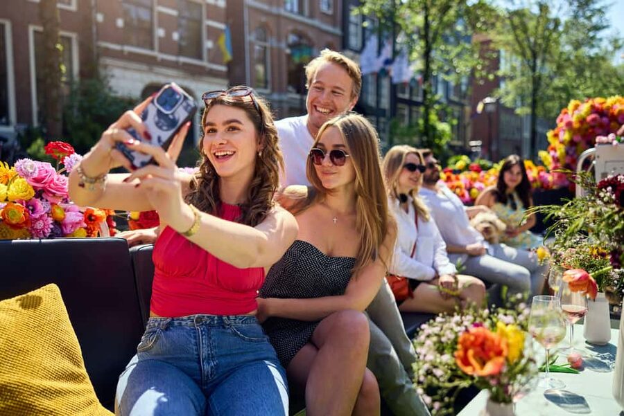 Amsterdam: The Original Flower Boat with Local Guide and Bar - Prinsengracht: flower stories and canal scenery