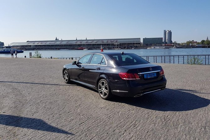 Amsterdam to Schiphol Airport Transfer Comfort & service. - Wi-Fi and a quiet ride to Schiphol