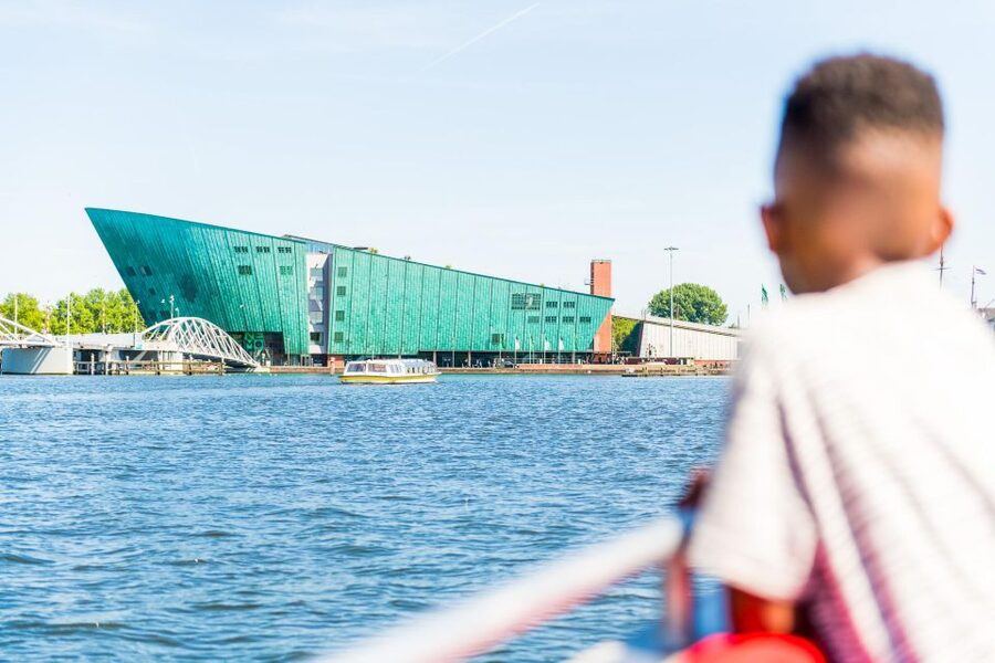 Amsterdam: Traditional Canal Cruise with Bar on Board - What the live captain adds