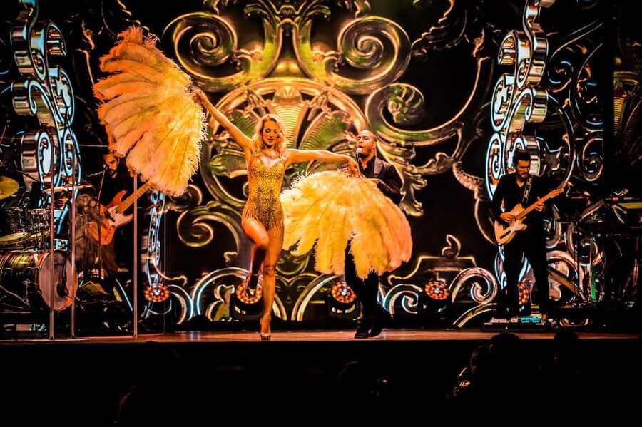Amsterdam: VEGAS Dinner Show with 3-Course Sharing Menu - How the dinner-show format unfolds