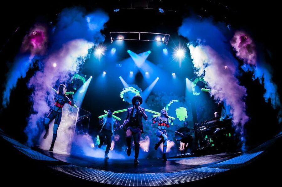 Amsterdam: VEGAS Dinner Show with 3-Course Sharing Menu - How the $169 price works in practice