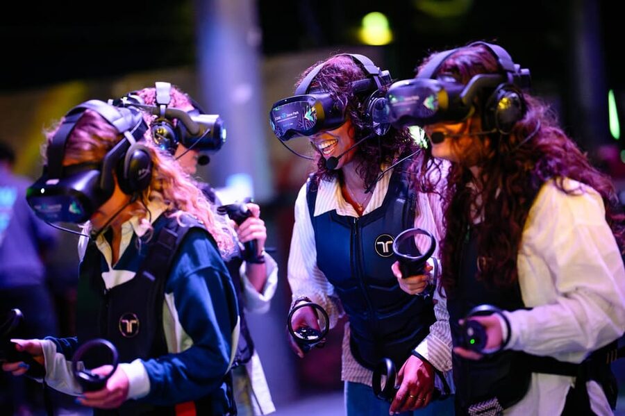 Amsterdam: VR Game Park Free-Roaming Experience - Practical restrictions that matter