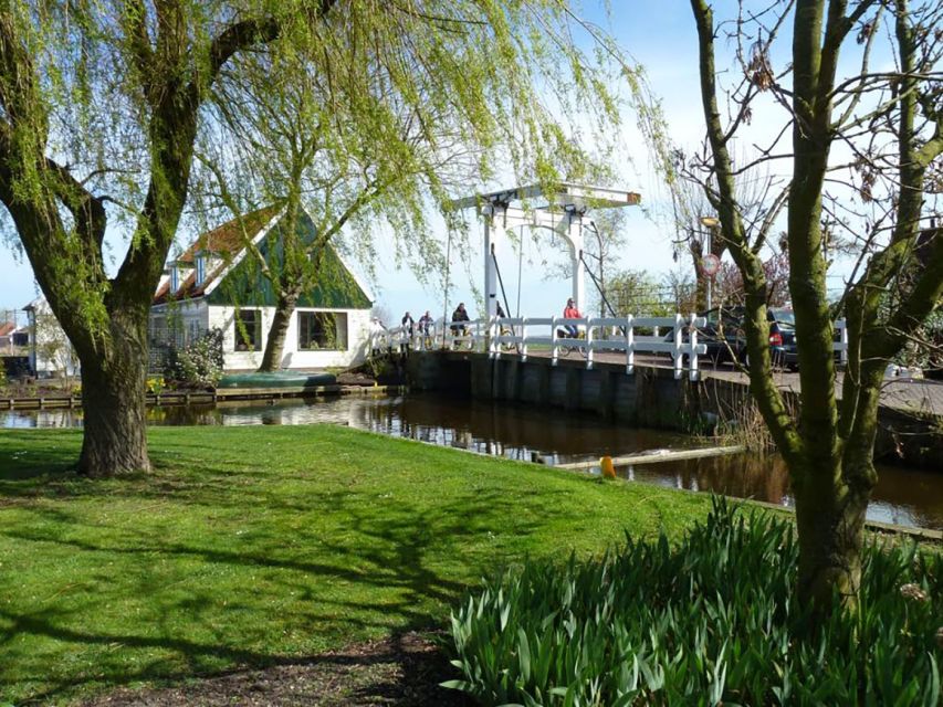 Amsterdam: Waterland District Countryside Villages Bike Tour - The 30-minute stop at Hotel-Cafe De Zwaan