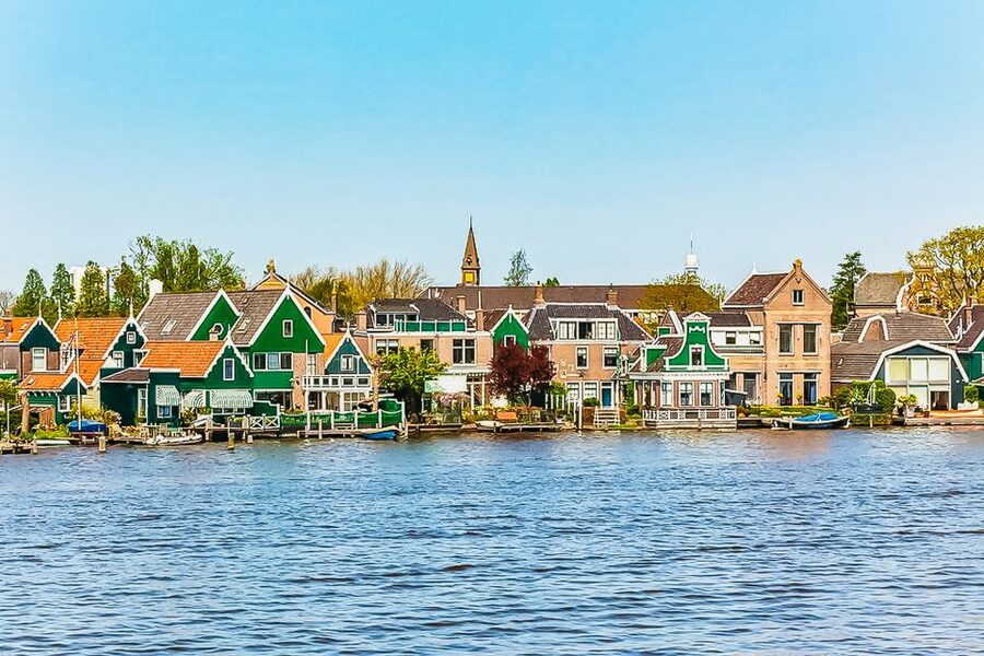 Amsterdam: Zaanse Schans, Edam, Volendam & Marken Bus Tour - Volendam harbor, shops and fried fish