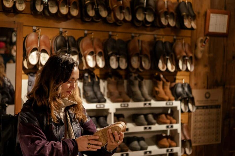 Amsterdam: Zaanse Schans windmills & Volendam Guided Tour - Clogs, cheese, and the useful tourist stops