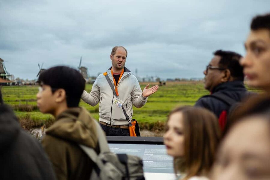 Amsterdam: Zaanse Schans windmills & Volendam Guided Tour - What the guide adds to the five-hour schedule