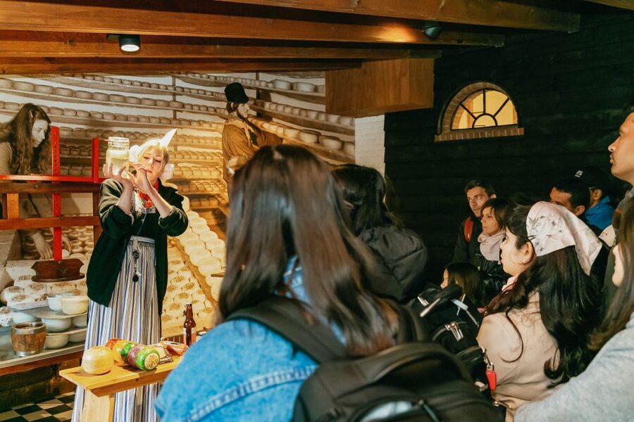 Amsterdam: Zaanse Schans windmills & Volendam Guided Tour - Walking, weather, and access