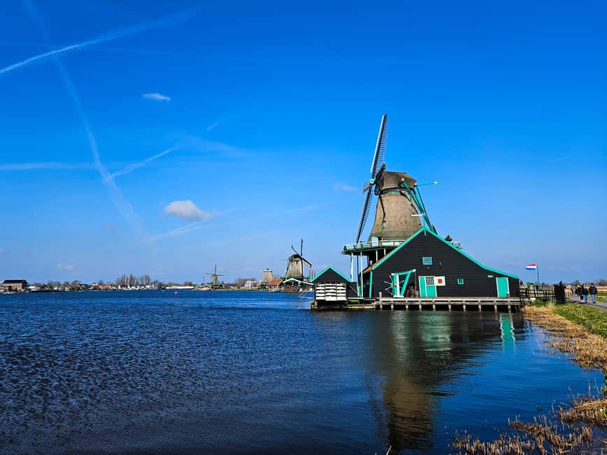 Amsterdam: Zaanse Schans windmills & Volendam Guided Tour - Volendam: a short walk through a fishing village