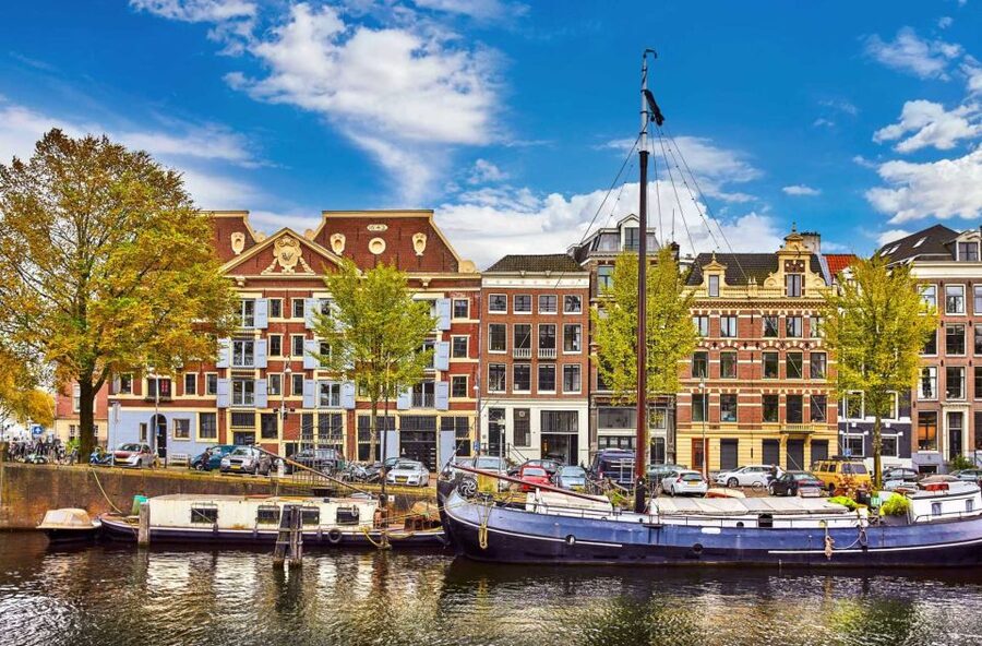 Bike Tour of Amsterdam Old Town, Top Attractions and Nature - Why a guided bike tour fits Amsterdam