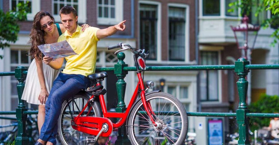Bike Tour of Amsterdam Old Town, Top Attractions and Nature - Starting at Spuistraat and getting set up