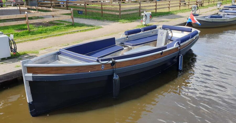 Boatrental 2 Hours 12 Person with Steeringwheel and cushions - Family comfort and life-jacket details