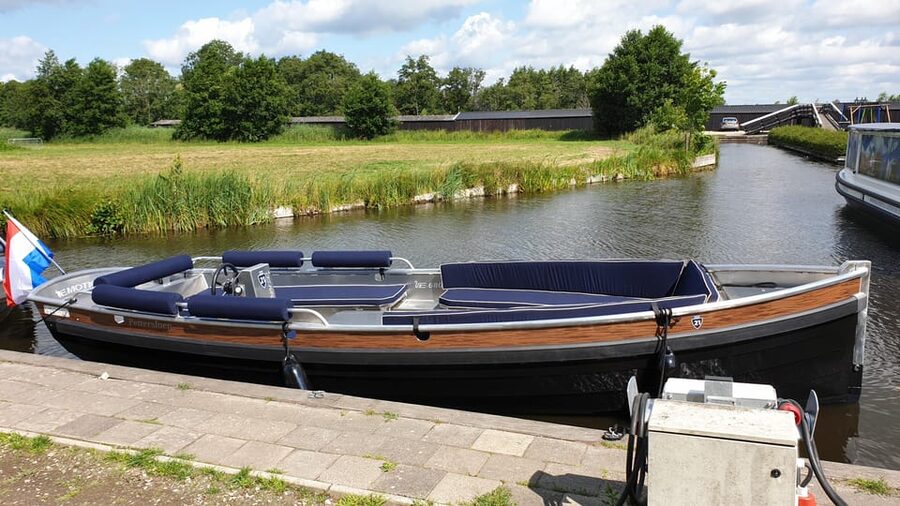 Boatrental 2 Hours 12 Person with Steeringwheel and cushions - Returning the boat without a scramble