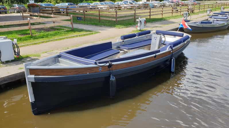 Boatrental 2 Hours 12 Person with Steeringwheel and cushions - What the boat feels like for a group of 12