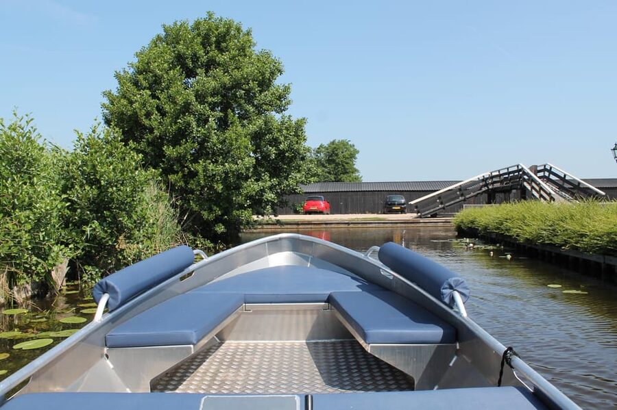 Boatrental 2 Hours 8 Person with Steeringwheel and cushions - Steering Through Giethoorn’s Canals