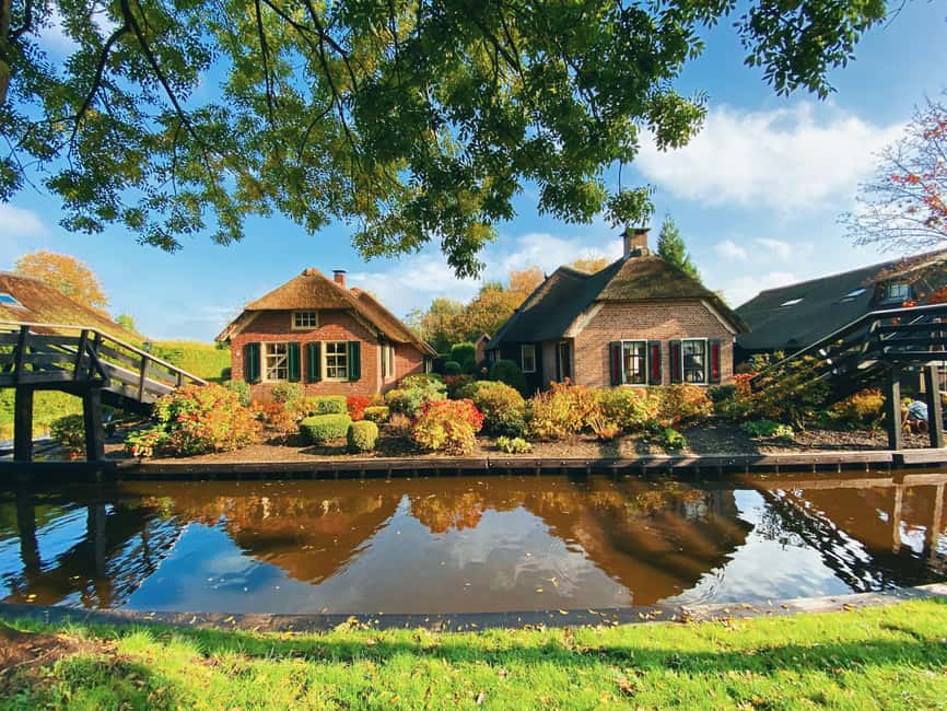 Boatrental 3 Hours 8 Person with Steeringwheel and cushions - Following the route through Giethoorn