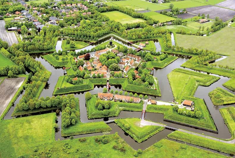 Bourtange: Fortress Museum Entry Ticket - Walking the ramparts and historic buildings