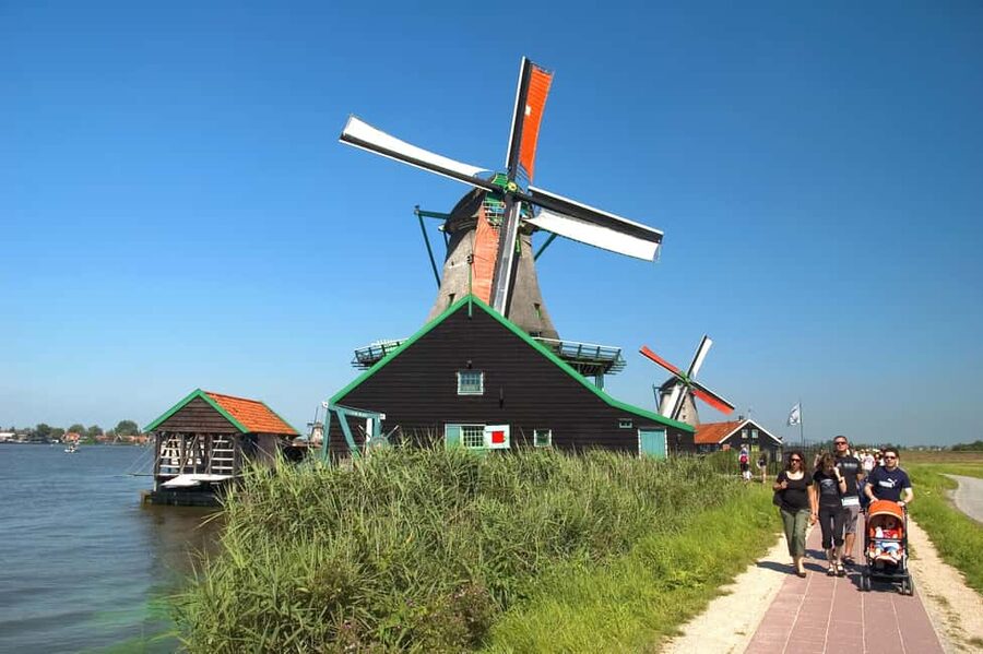 Brussels: Holland Keukenhof & Kinderdijk Guided Day Tour - Leaving Brussels for the Dutch countryside
