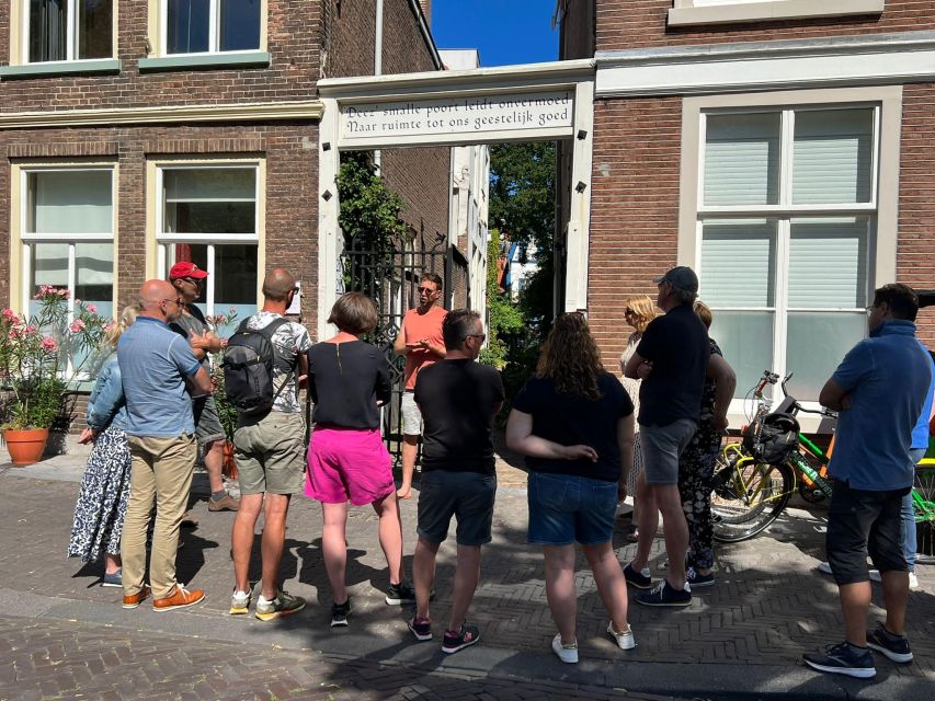Centre The Hague On Foot with Wonderful Storyteller - 2hr - Starting at Paviljoensgracht and the Bierkade canals