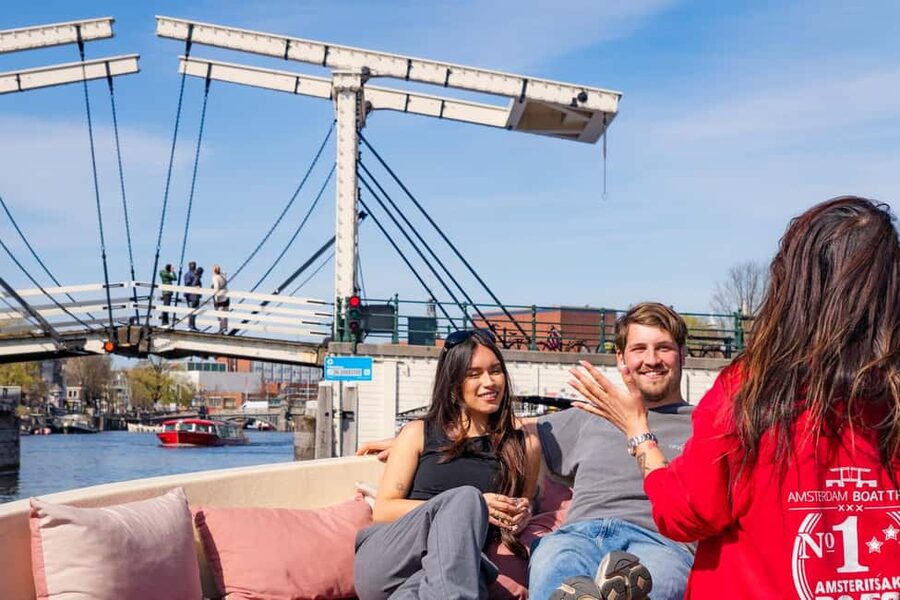 CHEESE AND DRINKS TOUR: A TASTE OF AMSTERDAM ON THE CANALS - Grimburgwal and the return to the old center