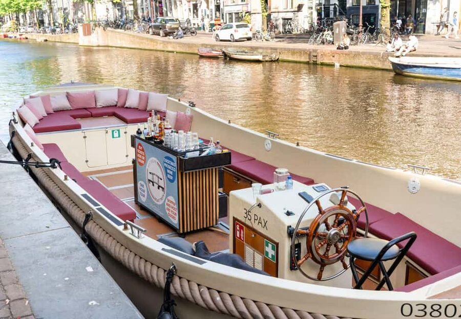 CHEESE AND DRINKS TOUR: A TASTE OF AMSTERDAM ON THE CANALS - Dutch cheese, drinks, and the onboard atmosphere