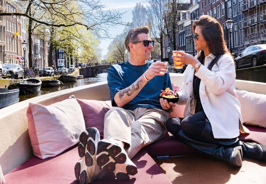 CHEESE AND DRINKS TOUR: A TASTE OF AMSTERDAM ON THE CANALS - Boarding at Oudezijds Voorburgwal