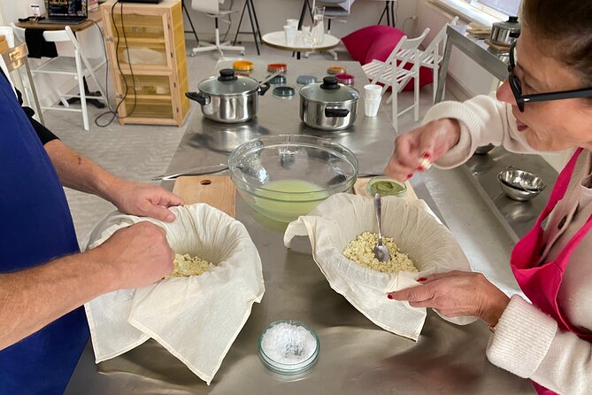 Cheese making workshop next to De Hallen, heart of Amsterdam - First lesson: cheese made with rennet