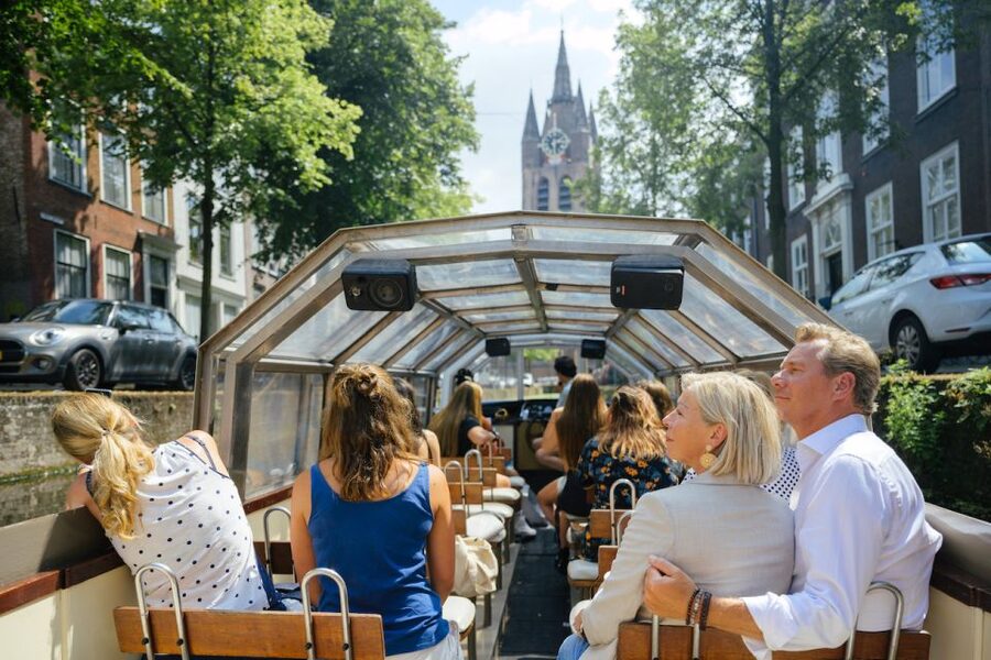 Delft: Canal Cruise with Guided Commentary - The first minutes: Delft’s old center from the water