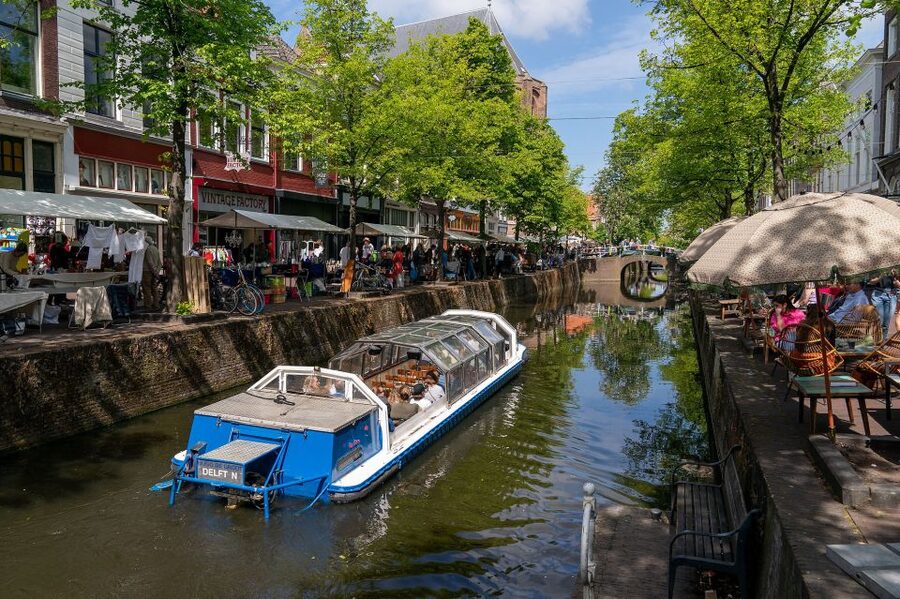 Delft: Canal Cruise with Guided Commentary - Delft Blue, Vermeer, and the city’s wider story