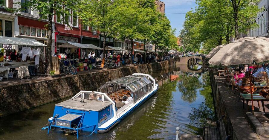 Delft: Canal Cruise with Guided Commentary - What the glass roof means for comfort and photographs