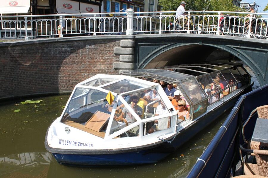 Delft: Canal Cruise with Guided Commentary - Meeting at Koornmarkt 113