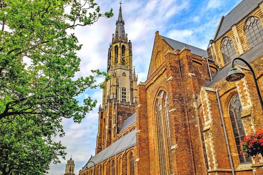 Delft: City Center Walking Tour - The Old Church and its famous lean