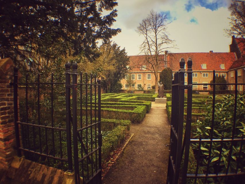 Delft: Guided Walking Tour - Agnetapark, a welcome change of pace