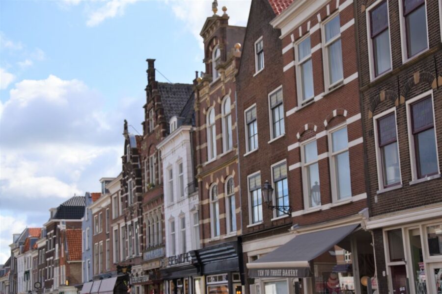 Delft: Private Historical and Cultural Guided Walking Tour - Canals, bridges, and old merchant houses