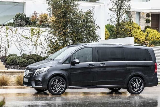 Departure from Amsterdam City to Amsterdam Airport AMS by Minivan - Hotel pickup and the 15-minute waiting window