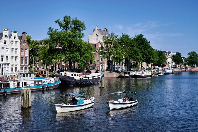 Discover the Channel Quarter in Portuguese: 1.5 hours in the water - Who should book this canal tour?