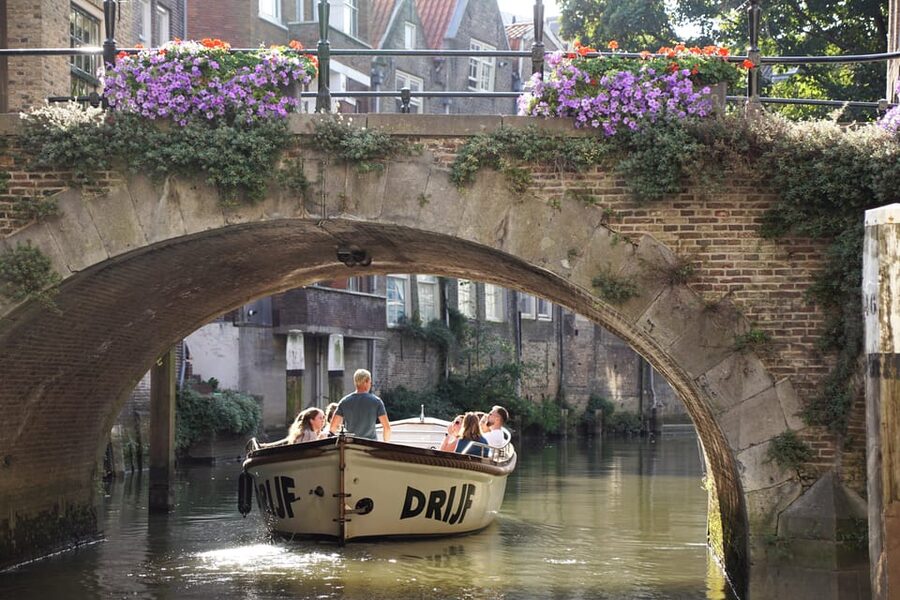 Dordrecht: City Canal Cruise - A Drink and an Easy Hour Afloat