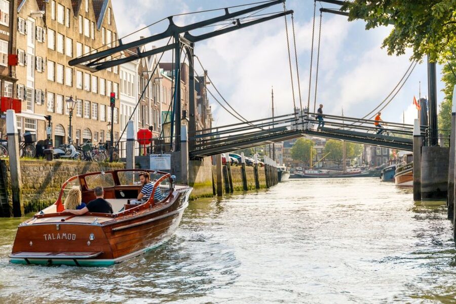 Dordrecht: City Walking Tour with Boat Ride - Guide style and the human factor