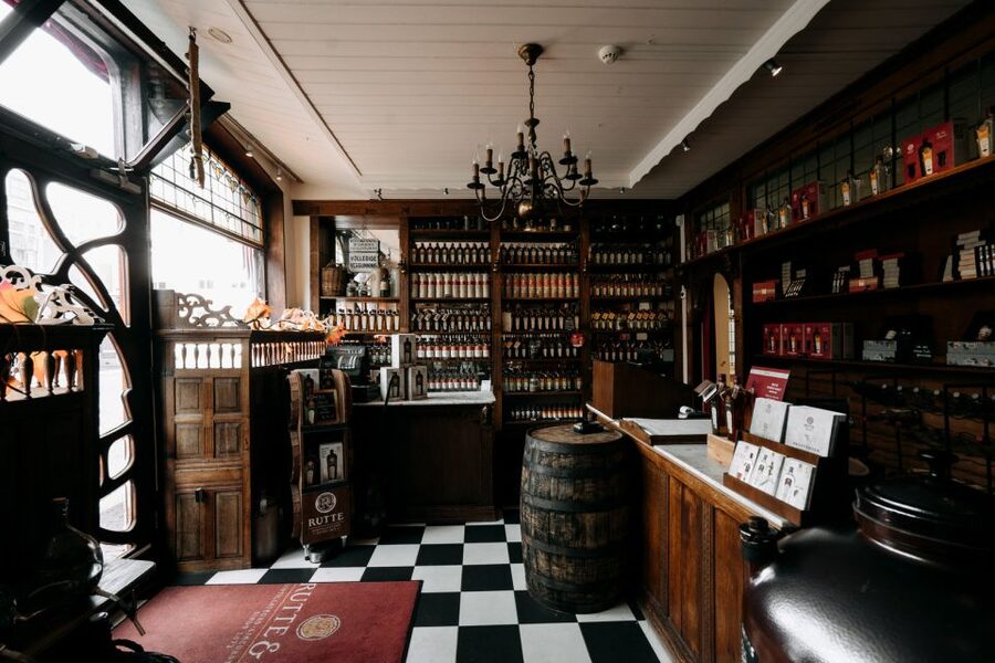 Dordrecht: Distillery Tour with Dutch Gin & Genever Tasting - Seeing the pot still and production tools