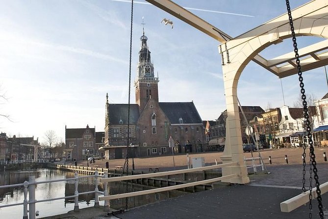 e-Scavenger hunt Alkmaar: Explore the city at your own pace - Fish markets, churches, and civic Alkmaar