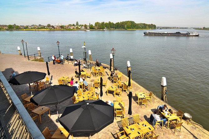 e-Scavenger hunt Dordrecht: Explore the city at your own pace - The De Witt statue and Augustijnenkerk
