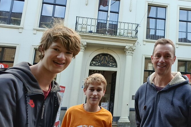 e-Scavenger hunt Enschede: Explore the city at your own pace - Who will enjoy this most?
