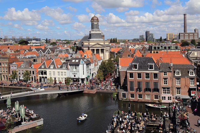 e-Scavenger hunt Leiden: Explore the city at your own pace - Mills, canals, and the Morspoort