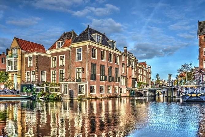 e-Scavenger hunt Leiden: Explore the city at your own pace - Wall poems, the market, and Leiden’s city hall