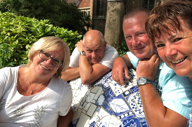e-Scavenger hunt Volendam: Explore the city at your own pace - Traditional dress and historic interiors