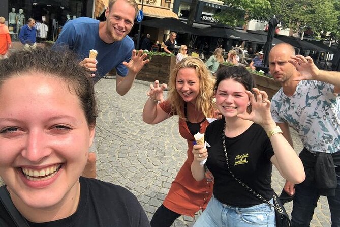 e-Scavenger hunt Volendam: Explore the city at your own pace - The old harbor, dike, and waterfront pause