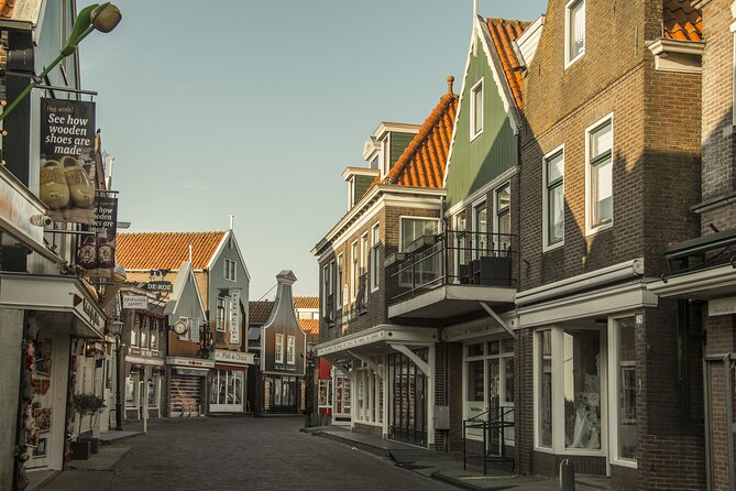 e-Scavenger hunt Volendam: Explore the city at your own pace - De Havenhof and the less scenic middle stretch