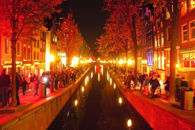 Exclusive Amsterdam Red Light District tour with a drink - Entering De Wallen, Amsterdam’s oldest district