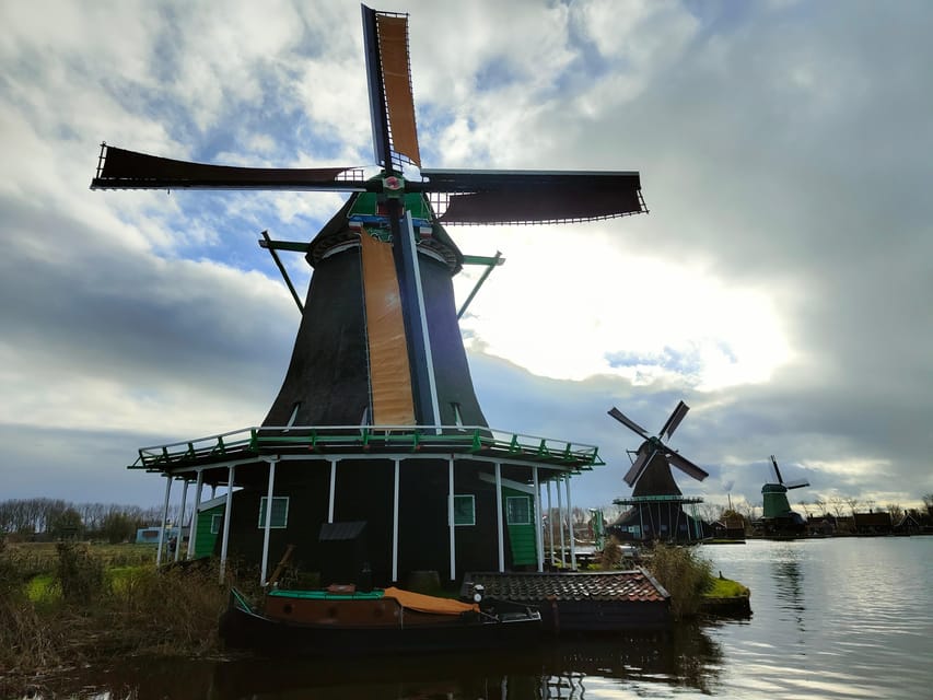 Excursion from Amsterdam to the windmills of Zaanse Schans - Cheese, tasting, and a look at Dutch food traditions